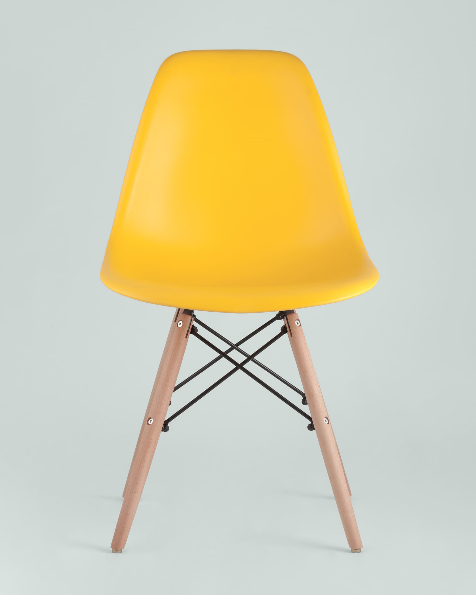 пластиковый стул с деревянными ножками eames